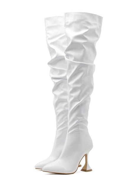 Bota feminina over the knee em couro sintético com acabamento plissado e salto taça alto, modelo acima do joelho.