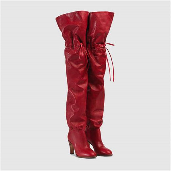 Bota feminina over the knee em couro sintético com salto médio grosso e amarração