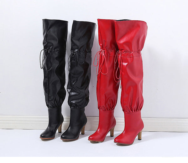 Bota feminina over the knee em couro sintético com salto médio grosso e amarração