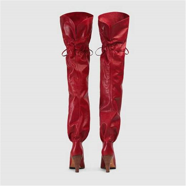 Bota feminina over the knee em couro sintético com salto médio grosso e amarração