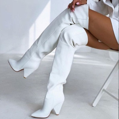Bota feminina over the knee em couro sintético com salto cone alto e bico fino