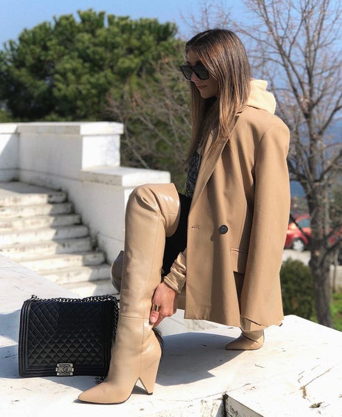 Bota feminina over the knee em couro sintético com salto cone alto e bico fino