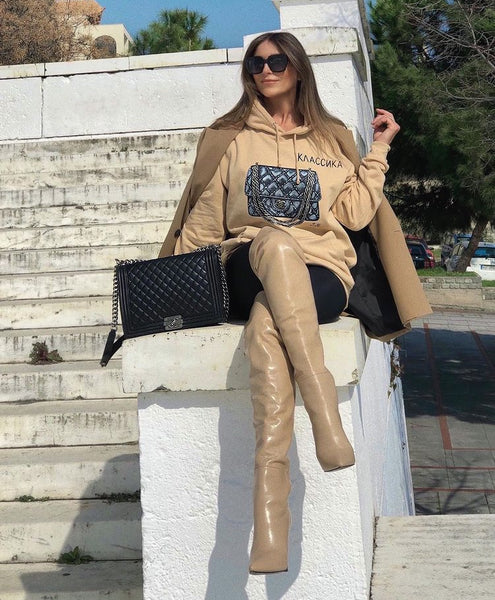 Bota feminina over the knee em couro sintético com salto cone alto e bico fino