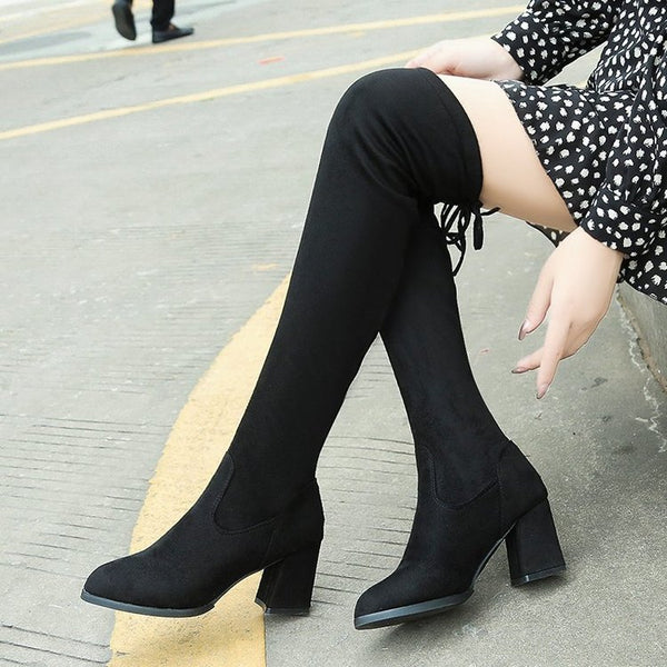 Bota feminina over the knee preta com tecido elástico e salto grosso médio, modelo ajustado e confortável para looks de inverno
