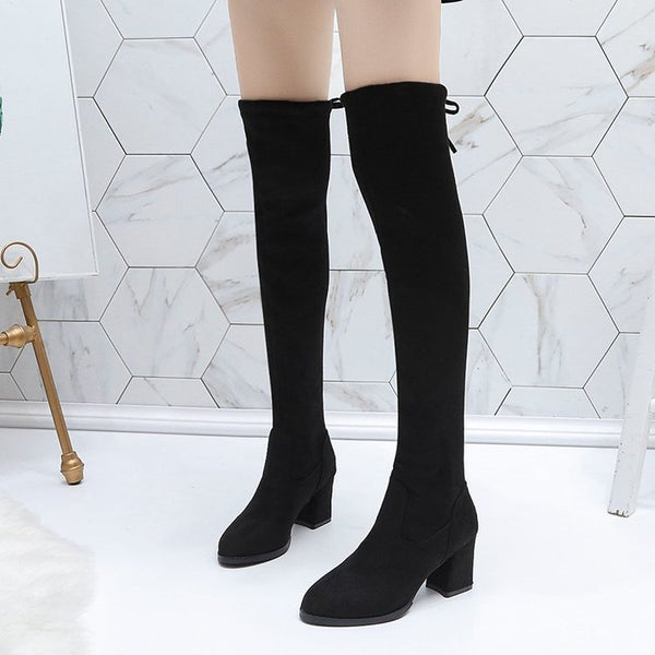 Bota feminina over the knee preta com tecido elástico e salto grosso médio, modelo ajustado e confortável para looks de inverno
