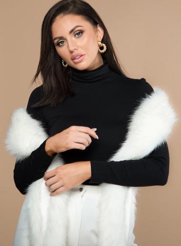 Cachecol feminino de pelos artificiais com textura volumosa e toque macio, acessório elegante de inverno