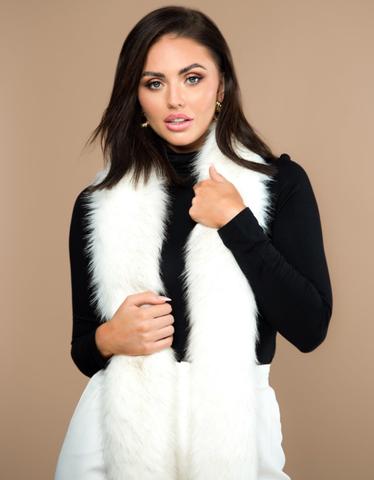 Cachecol feminino de pelos artificiais com textura volumosa e toque macio, acessório elegante de inverno