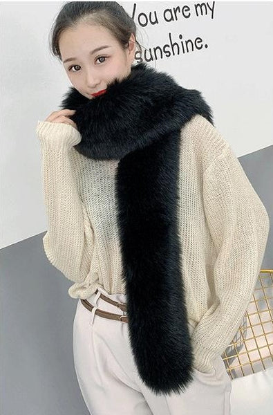 Cachecol feminino de pelos artificiais com textura volumosa e toque macio, acessório elegante de inverno