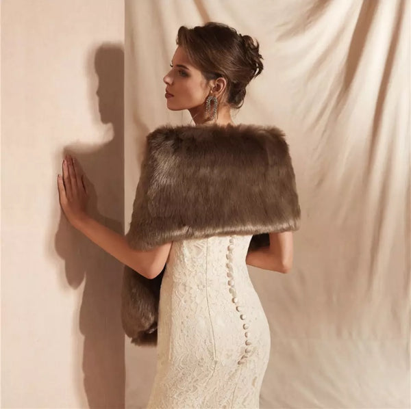 Capa feminina de pelos sintéticos curtos com estrutura volumosa para eventos de gala e festas sofisticadas

