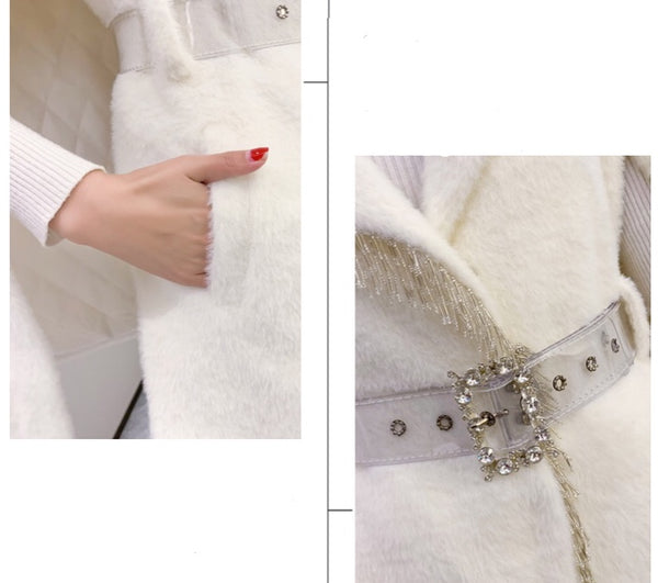 Casaco capa feminino alongado de pelos sintéticos com cinto brilhante e modelagem ampla, ideal para eventos de inverno com elegância