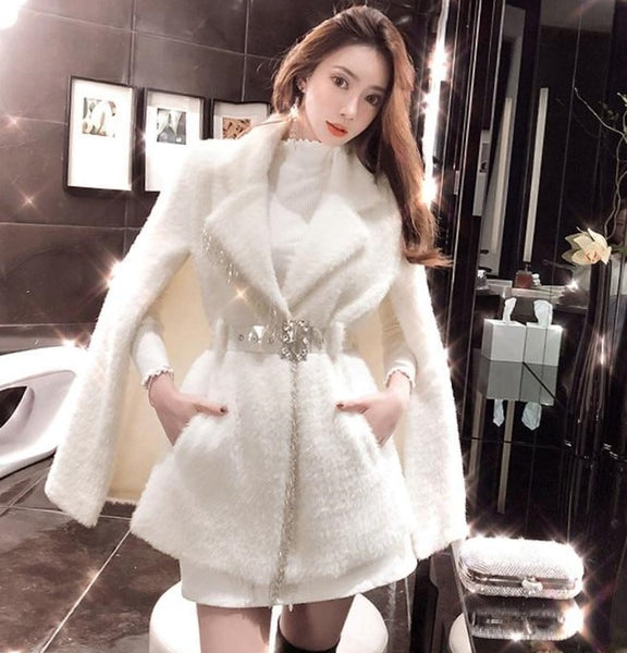 Casaco capa feminino alongado de pelos sintéticos com cinto brilhante e modelagem ampla, ideal para eventos de inverno com elegância