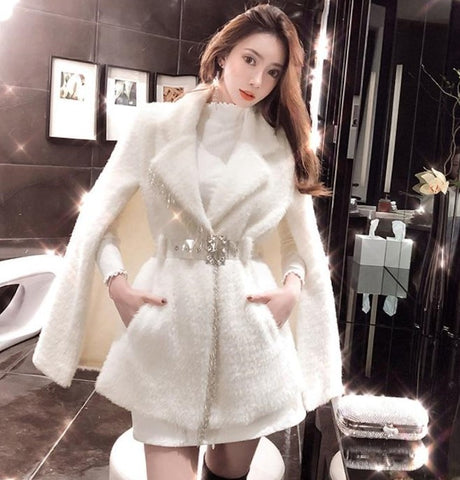 Casaco capa feminino alongado de pelos sintéticos com cinto brilhante e modelagem ampla, ideal para eventos de inverno com elegância