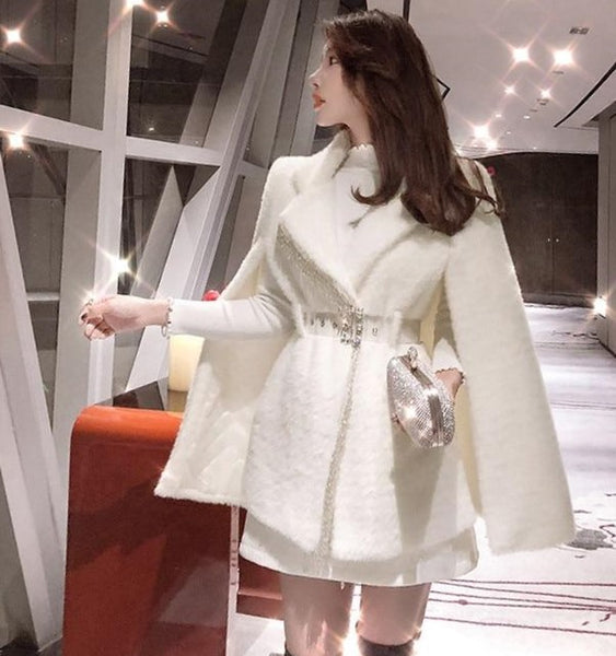 Casaco capa feminino alongado de pelos sintéticos com cinto brilhante e modelagem ampla, ideal para eventos de inverno com elegância