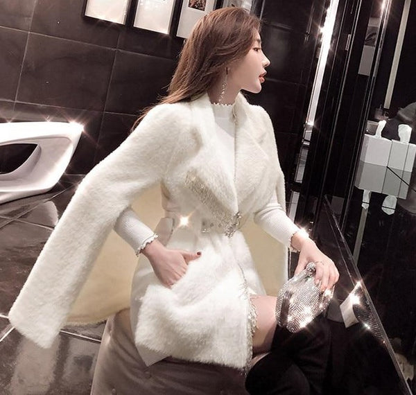 Casaco capa feminino alongado de pelos sintéticos com cinto brilhante e modelagem ampla, ideal para eventos de inverno com elegância