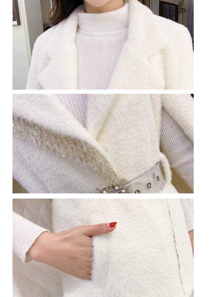 Casaco capa feminino alongado de pelos sintéticos com cinto brilhante e modelagem ampla, ideal para eventos de inverno com elegância