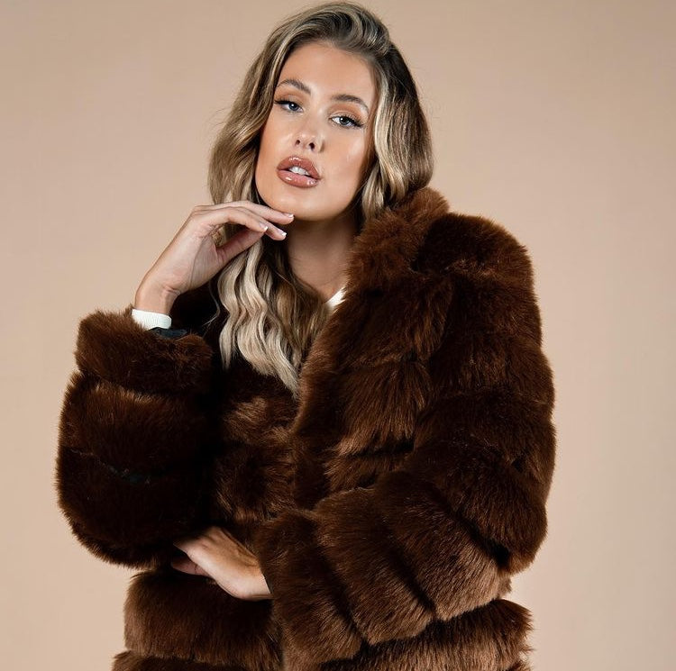 Casaco feminino de pelos sintéticos com gola volumosa, modelagem estruturada e acabamento sofisticado, ideal para o inverno