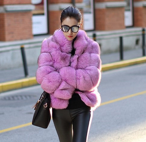 Casaco feminino de pelos sintéticos com gola volumosa, modelagem estruturada e acabamento sofisticado, ideal para o inverno