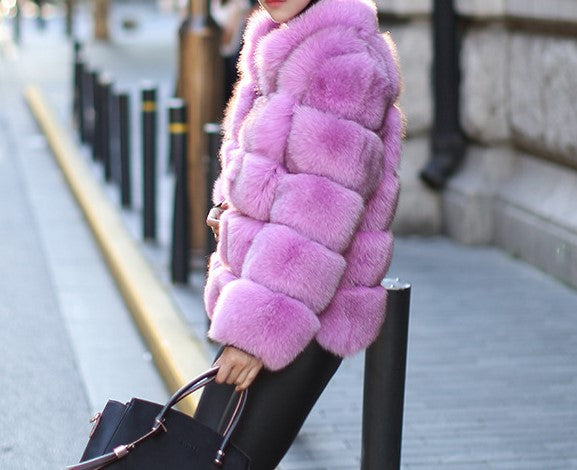 Casaco feminino de pelos sintéticos com gola volumosa, modelagem estruturada e acabamento sofisticado, ideal para o inverno