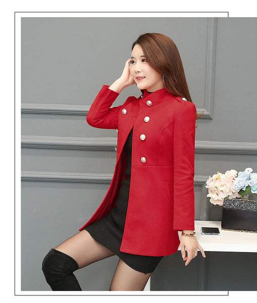 Casaco feminino de lã alongado com gola alta e botões frontais, modelagem acinturada e acabamento sofisticado.