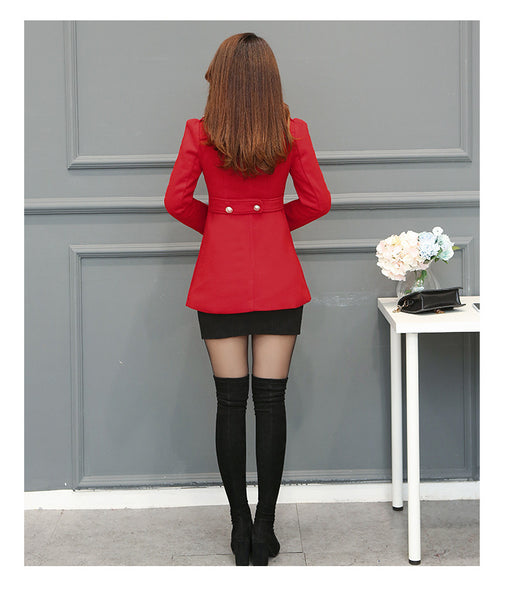 Casaco feminino de lã alongado com gola alta e botões frontais, modelagem acinturada e acabamento sofisticado.
