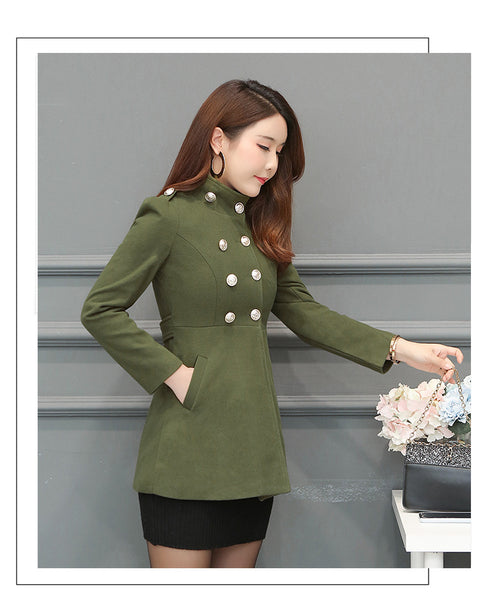 Casaco feminino de lã alongado com gola alta e botões frontais, modelagem acinturada e acabamento sofisticado.