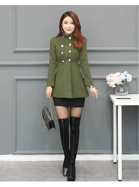 Casaco feminino de lã alongado com gola alta e botões frontais, modelagem acinturada e acabamento sofisticado.