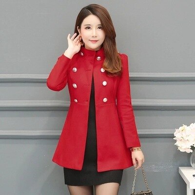 Casaco feminino de lã alongado com gola alta e botões frontais, modelagem acinturada e acabamento sofisticado.