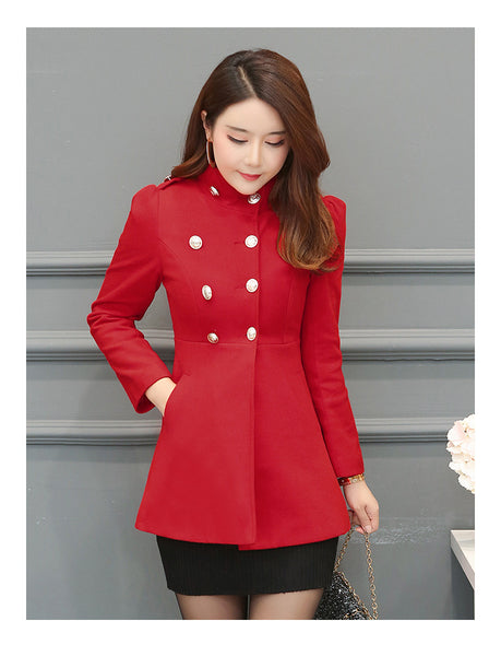 Casaco feminino de lã alongado com gola alta e botões frontais, modelagem acinturada e acabamento sofisticado.
