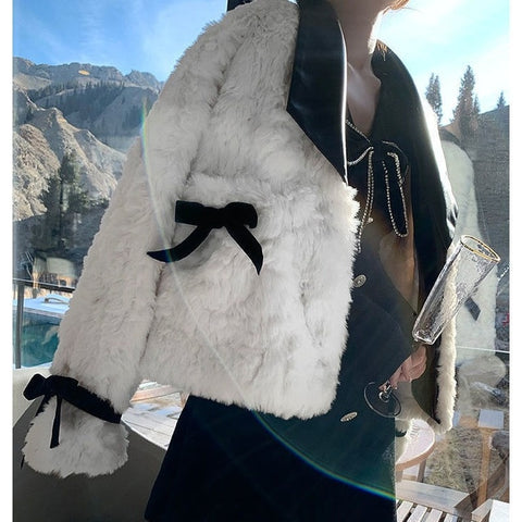Casaco feminino de pelúcia sintética, com gola de couro ecológico e laços decorativos nas mangas, ideal para inverno elegante