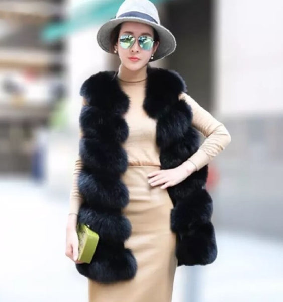 Casaco feminino de lã alongado com gola alta e botões frontais, modelagem acinturada e acabamento sofisticado.