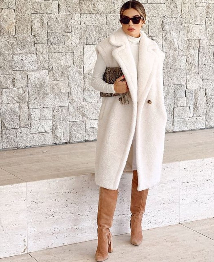Colete alongado feminino de pele e lã com lapela estruturada, look sofisticado para o inverno com  malha de gola alta, ideal para sobreposição elegante.