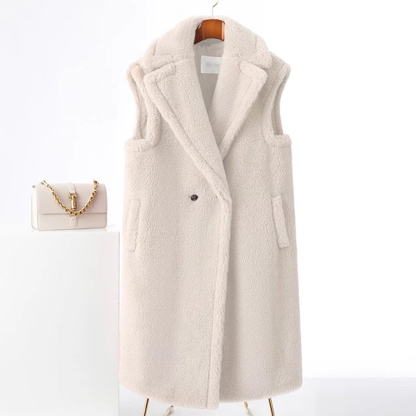 Colete alongado feminino de pele e lã com lapela estruturada, look sofisticado para o inverno com  malha de gola alta, ideal para sobreposição elegante.