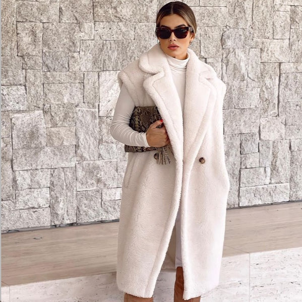 Colete alongado feminino de pele e lã com lapela estruturada, look sofisticado para o inverno com  malha de gola alta, ideal para sobreposição elegante.