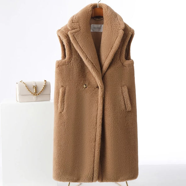 Colete alongado feminino de pele e lã com lapela estruturada, look sofisticado para o inverno com  malha de gola alta, ideal para sobreposição elegante.