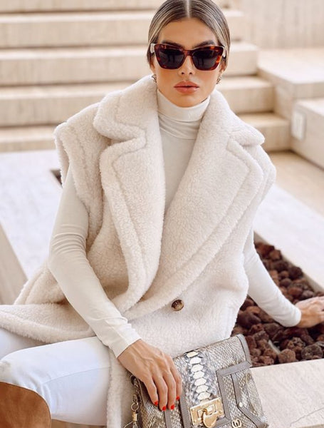 Colete alongado feminino de pele e lã com lapela estruturada, look sofisticado para o inverno com  malha de gola alta, ideal para sobreposição elegante.