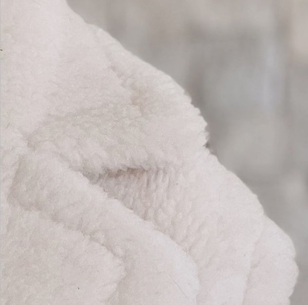 Colete alongado feminino de pele e lã com lapela estruturada, look sofisticado para o inverno com  malha de gola alta, ideal para sobreposição elegante.