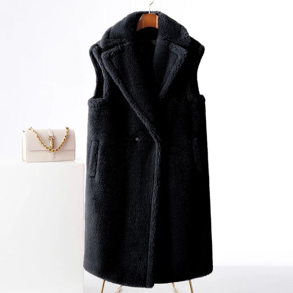 Colete alongado feminino de pele e lã com lapela estruturada, look sofisticado para o inverno com  malha de gola alta, ideal para sobreposição elegante.