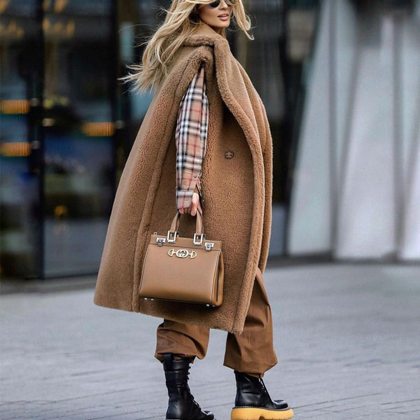 Colete alongado feminino de pele e lã com lapela estruturada, look sofisticado para o inverno com  malha de gola alta, ideal para sobreposição elegante.