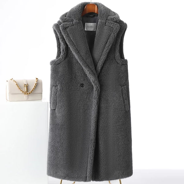 Colete alongado feminino de pele e lã com lapela estruturada, look sofisticado para o inverno com  malha de gola alta, ideal para sobreposição elegante.