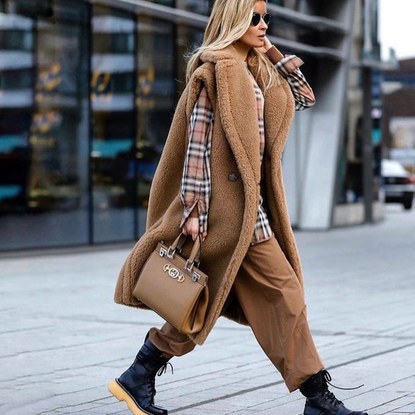 Colete alongado feminino de pele e lã com lapela estruturada, look sofisticado para o inverno com  malha de gola alta, ideal para sobreposição elegante.