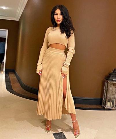 Conjunto feminino de malha canelada com top cropped de manga longa e saia midi plissada com fenda frontal