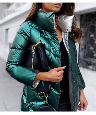 Jaqueta feminina grossa com efeito reflexivo, gola alta e acabamento acolchoado, ideal para inverno urbano