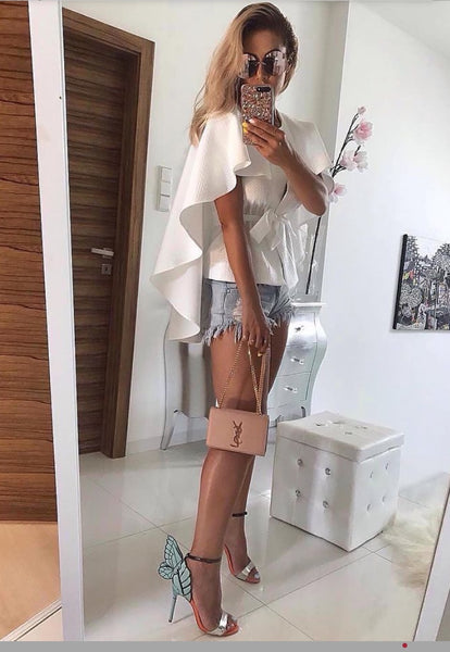 Sandália salto alto fino com asas aplicadas, amarração no tornozelo e acabamento metalizado