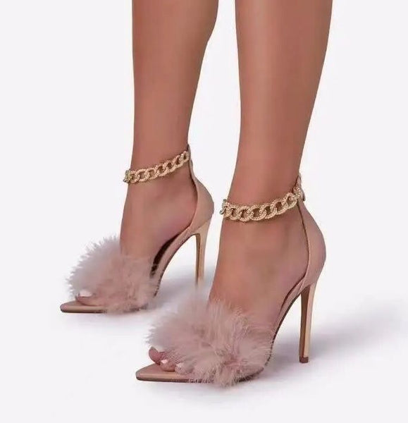 Sandália salto alto fino com bico folha, plumas decorativas frontais e tornozeleira de corrente com cristais