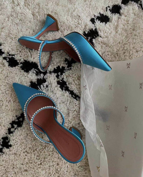 Scarpin mule feminino com bico fino, salto alto taça e tiras com cristais brilhantes