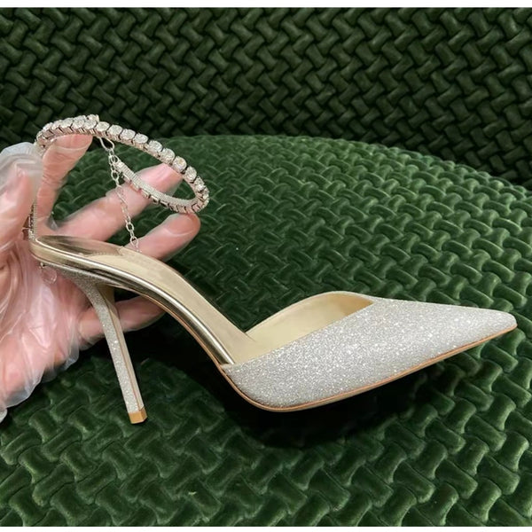 Scarpin salto alto fino em cetim com bico fino, decote em V e corrente de cristal no tornozelo