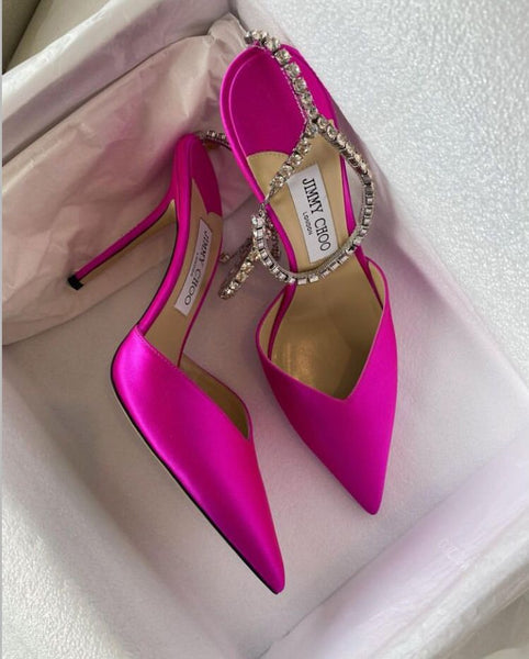 Scarpin salto alto fino em cetim com bico fino, decote em V e corrente de cristal no tornozelo