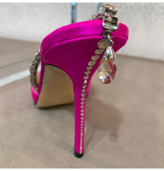 Scarpin salto alto fino em cetim com bico fino, decote em V e corrente de cristal no tornozelo