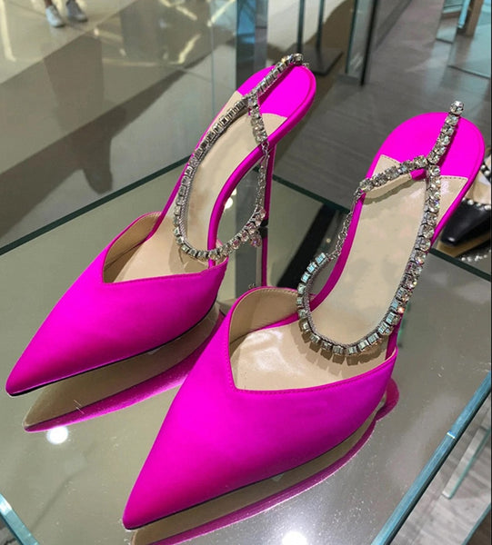 Scarpin salto alto fino em cetim com bico fino, decote em V e corrente de cristal no tornozelo