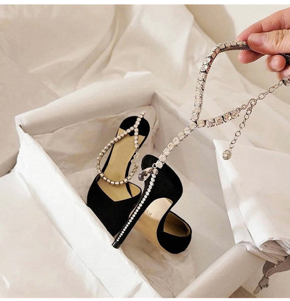 Scarpin salto alto fino em cetim com bico fino, decote em V e corrente de cristal no tornozelo